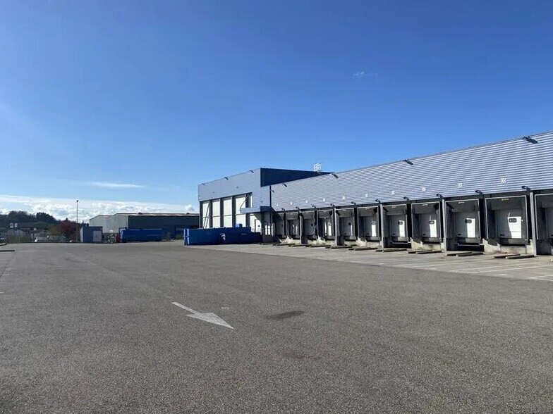 Flex in Heyrieux for lease - Building Photo - Image 1 of 4