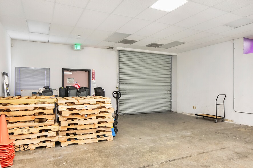 40880, 40935 & 40945 County Ctr Dr portfolio of 3 properties for sale on LoopNet.com - Interior Photo - Image 2 of 6