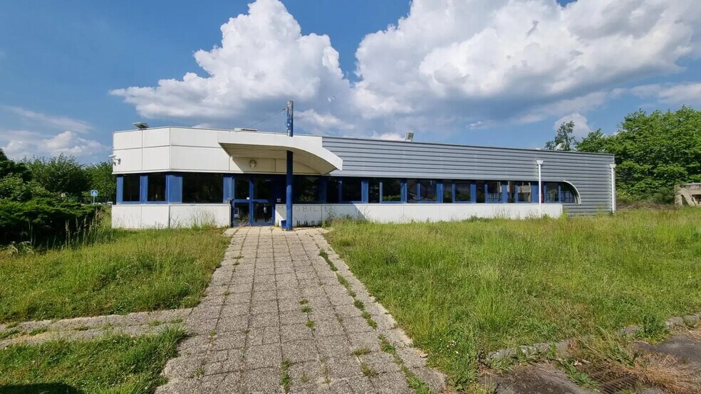 Industrial in Le Vaudreuil for lease - Building Photo - Image 1 of 12