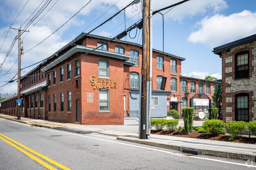 1117-1119 Douglas Ave, Providence, RI for sale - Primary Photo - Image 1 of 1