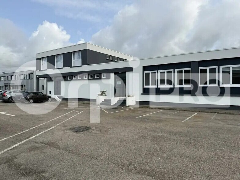 Flex in Sandouville for lease - Building Photo - Image 2 of 11