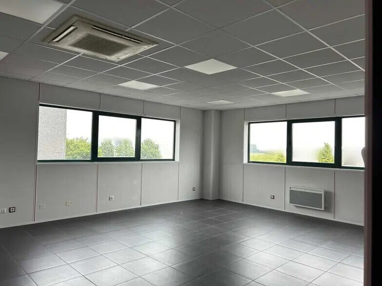 Flex in Seclin for lease - Interior Photo - Image 3 of 5