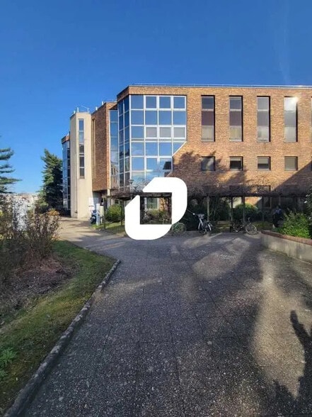 Office in Saint-Denis for lease - Building Photo - Image 1 of 5