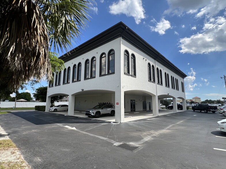 2534 SE Santa Barbara Pl, Cape Coral, FL for sale - Building Photo - Image 3 of 10