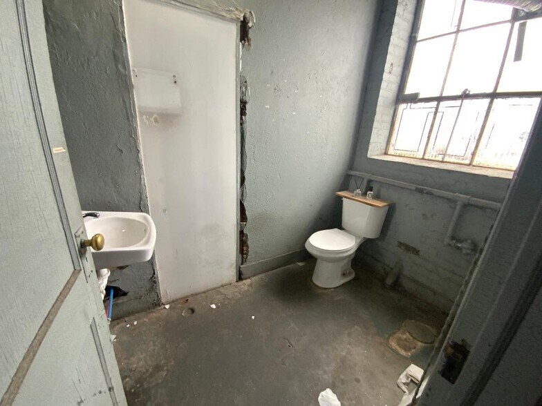 162 Astor St, Newark, NJ for lease - Interior Photo - Image 1 of 7