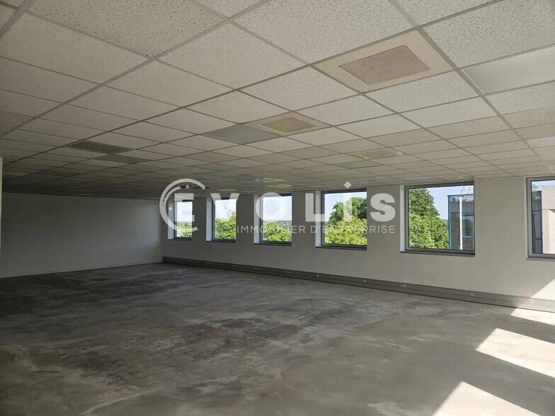 Office in Villebon-sur-Yvette for lease - Interior Photo - Image 3 of 12