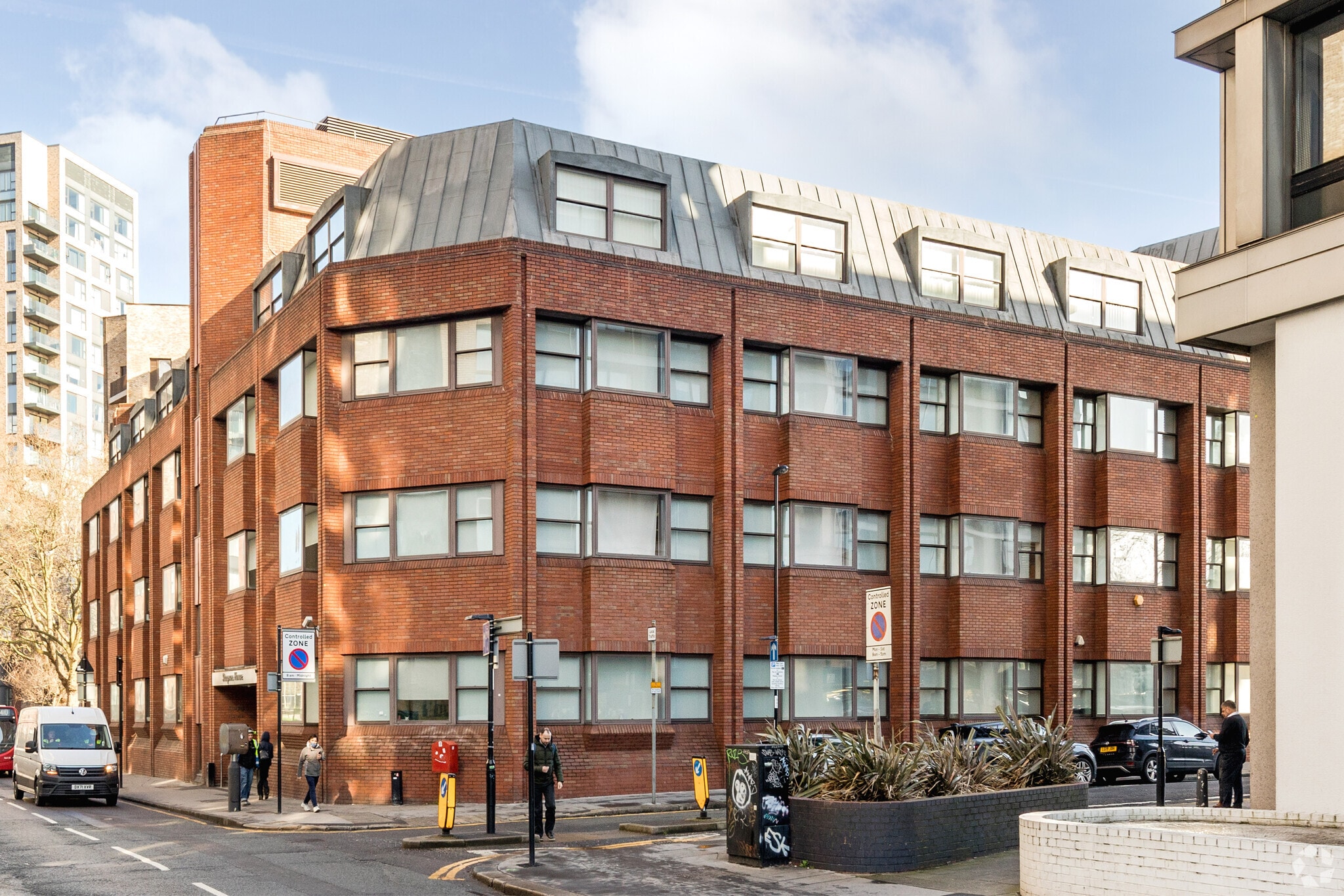 6 Cherry Orchard Rd, Croydon for sale Primary Photo- Image 1 of 1