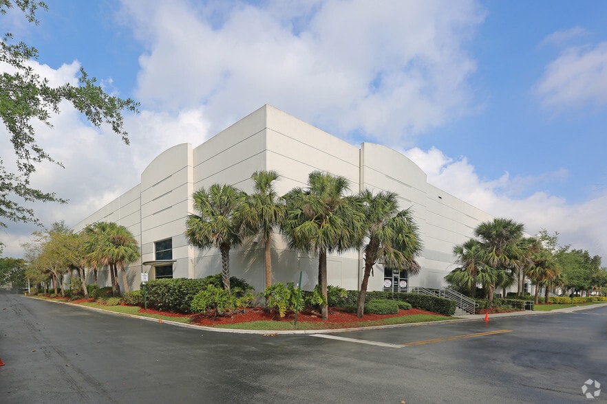 1951 N Commerce Pky, Weston, FL for lease - Building Photo - Image 1 of 4