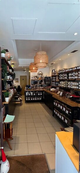 Retail in Paris for lease - Building Photo - Image 2 of 3