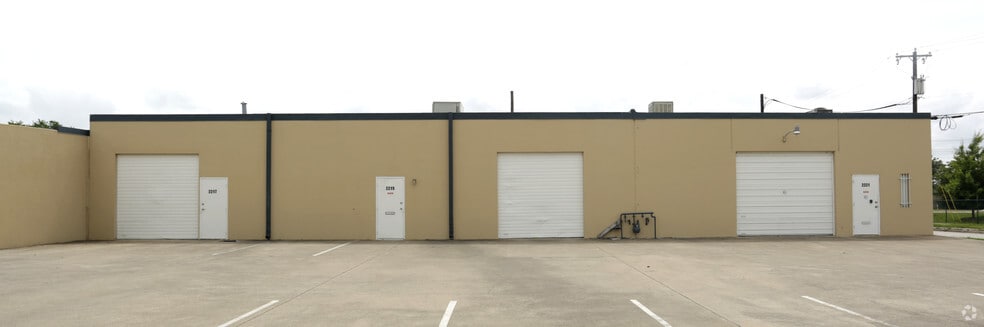 2213-2221 W Broadway St, Fort Worth, TX for lease - Building Photo - Image 2 of 4