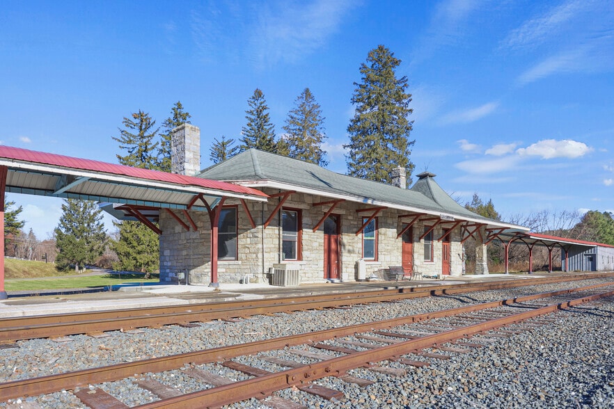 2 Depot St., Stockbridge, MA for lease - Interior Photo - Image 3 of 9