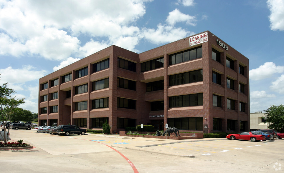 1903 Central Dr, Bedford, TX for lease - Building Photo - Image 3 of 9