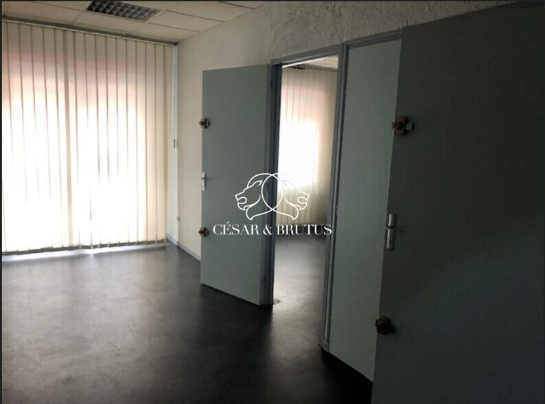 Retail in Lyon for lease - Building Photo - Image 3 of 10