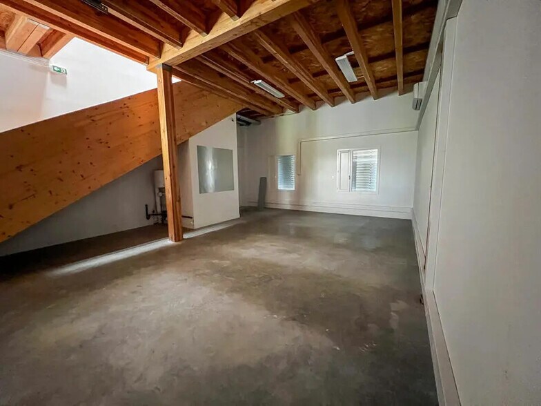 Flex in Avignon for lease - Interior Photo - Image 3 of 5