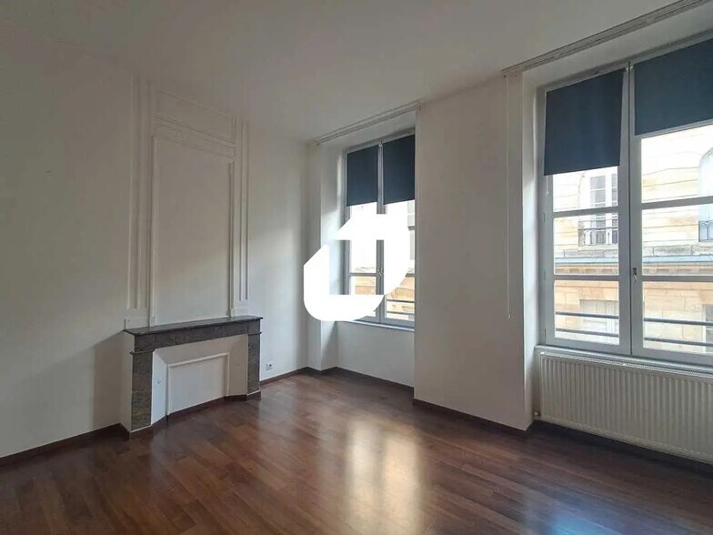 Office in Bordeaux for lease - Interior Photo - Image 1 of 16