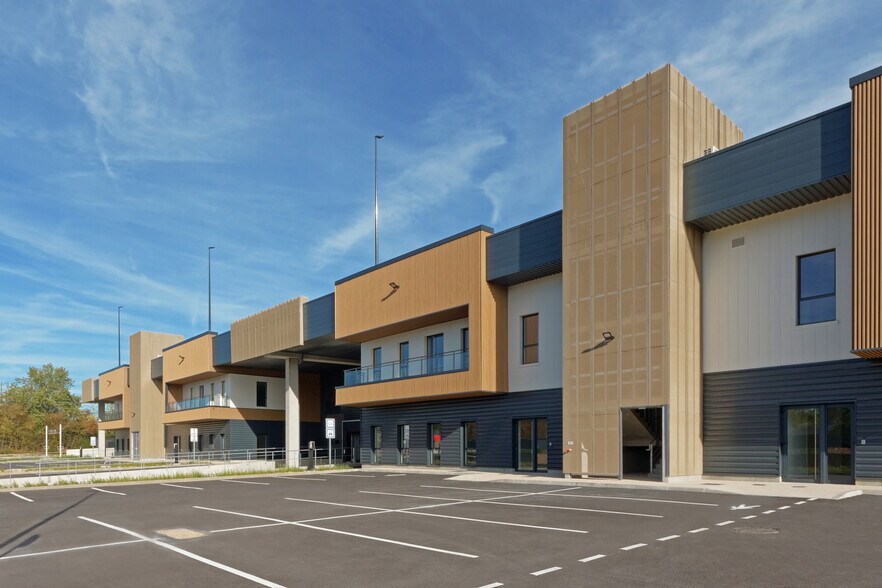 Flex in Élancourt for lease - Building Photo - Image 3 of 4