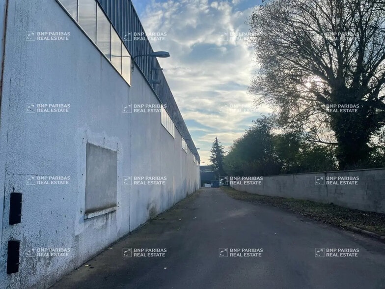 Flex in Vaulx-en-Velin for lease - Building Photo - Image 2 of 4