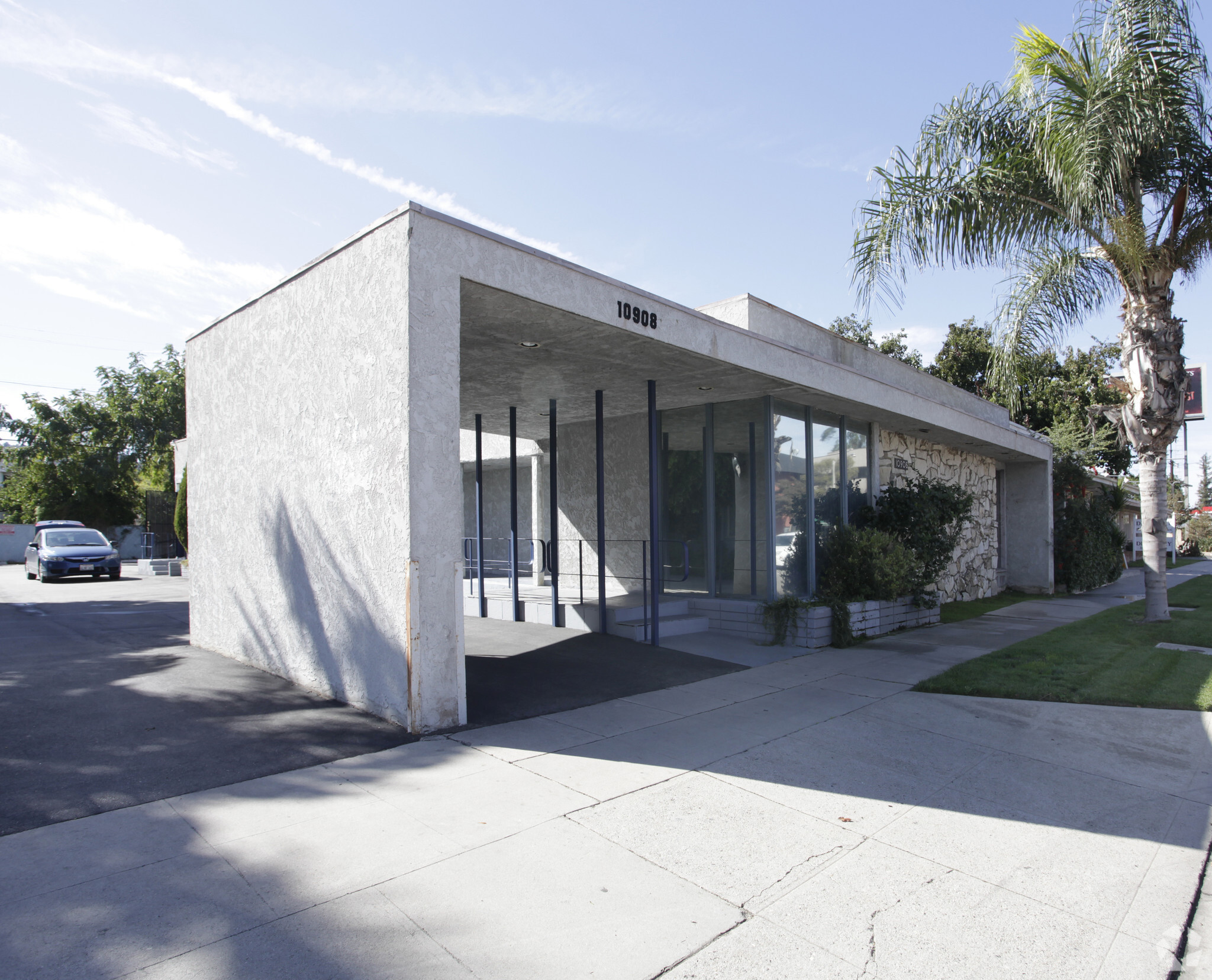 10906 Riverside Dr, North Hollywood, CA for lease Primary Photo- Image 1 of 7