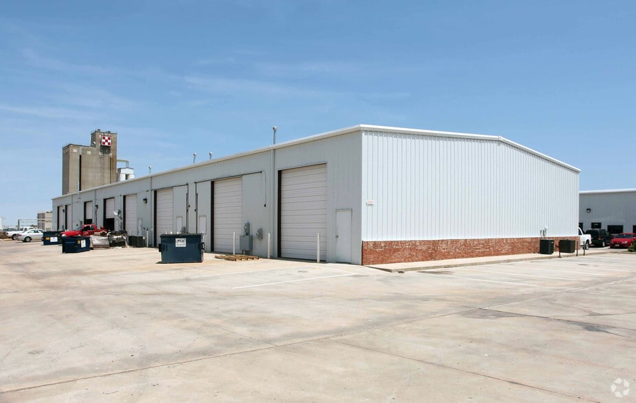 13772-13782 N Lincoln Blvd, Edmond, OK for lease - Primary Photo - Image 1 of 2