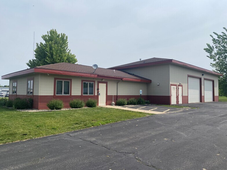 220 Riverbirch Ct, Deerfield, WI for sale - Building Photo - Image 2 of 2