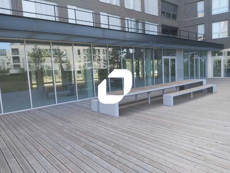 Retail in Bordeaux for lease - Building Photo - Image 1 of 10