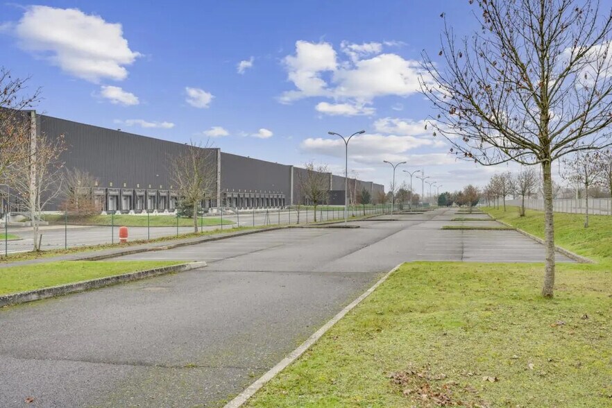 Industrial in La Chaussée-Saint-Victor for lease - Building Photo - Image 3 of 24