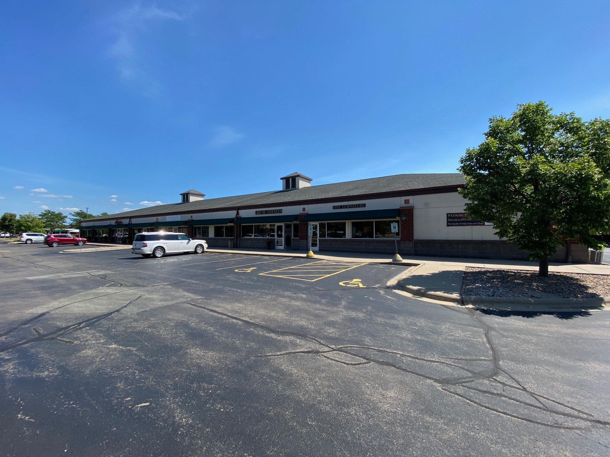15501554 S Commercial St, Neenah, WI 54956 2 Suites Available