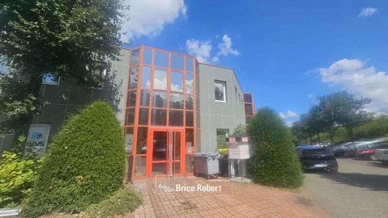 Office in Lyon for lease - Building Photo - Image 1 of 17