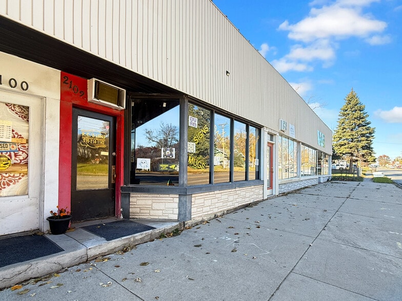 2102 E 14th St, Des Moines, IA for lease - Building Photo - Image 1 of 16