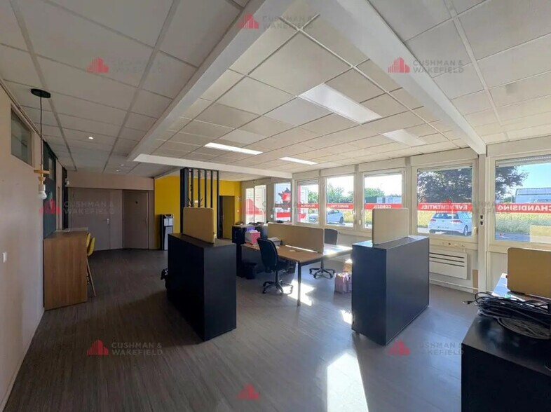 Office in Crissey for lease - Interior Photo - Image 2 of 8