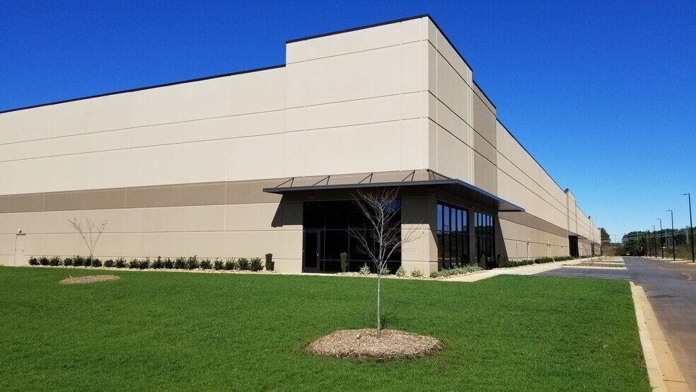 560 Commerce Park Dr, Greer, SC for lease - Building Photo - Image 2 of 6