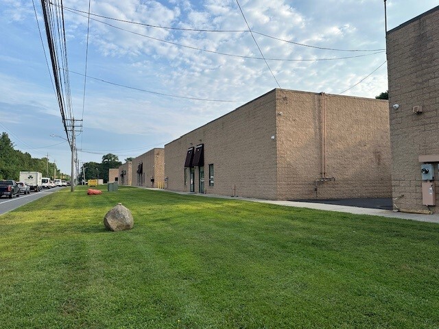 1107 Station Rd, Bellport, NY for lease - Building Photo - Image 1 of 7