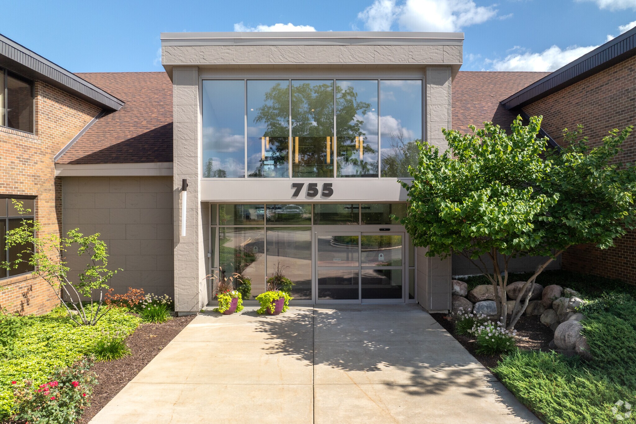 755 S Milwaukee Ave, Libertyville, IL for lease Building Photo- Image 1 of 9
