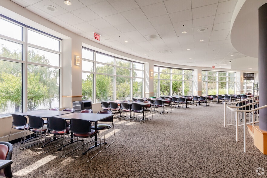 953 American Ln, Schaumburg, IL for lease - Interior Photo - Image 3 of 26