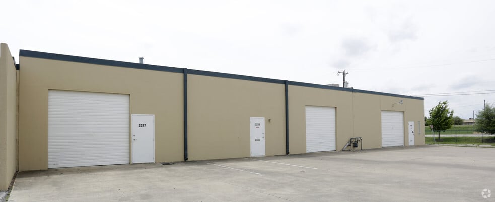2213-2221 W Broadway St, Fort Worth, TX for lease - Building Photo - Image 3 of 4