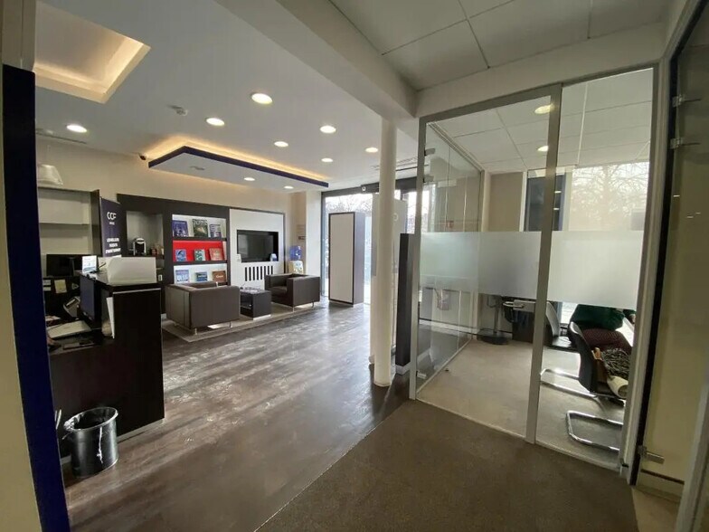Retail in Paris for lease - Building Photo - Image 2 of 9