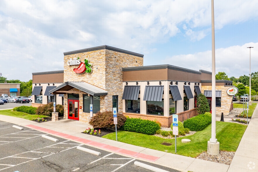 Upland Square Retail Pads portfolio of 2 properties for sale on LoopNet.com - Primary Photo - Image 2 of 2