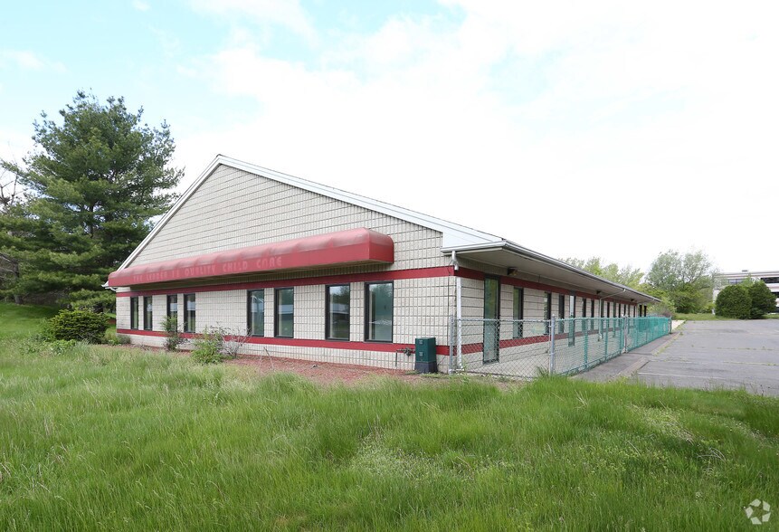 15 Jolley Dr, Bloomfield, CT 06002