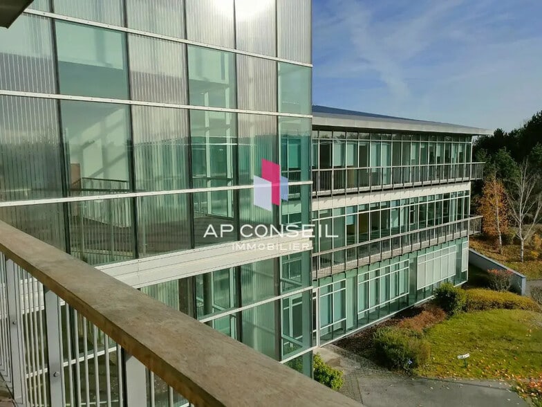 Office in Voisins-le-Bretonneux for lease - Building Photo - Image 2 of 5