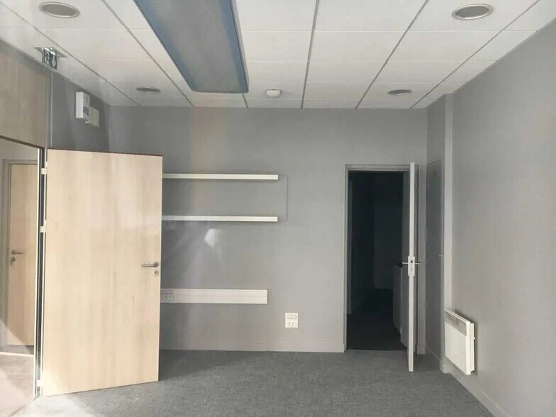 Retail in Saint-Quentin for lease - Building Photo - Image 2 of 4