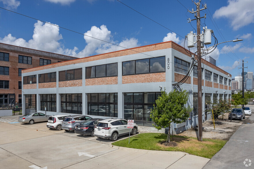 800 Sampson St, Houston, TX for lease - Building Photo - Image 2 of 17