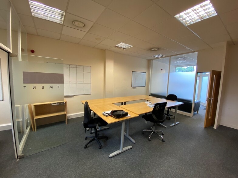 5-11 Hampton Court Rd, Kingston Upon Thames for lease - Interior Photo - Image 3 of 4