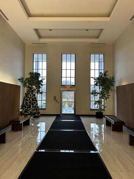 2250 E Devon Ave, Des Plaines, IL for lease - Building Photo - Image 2 of 17