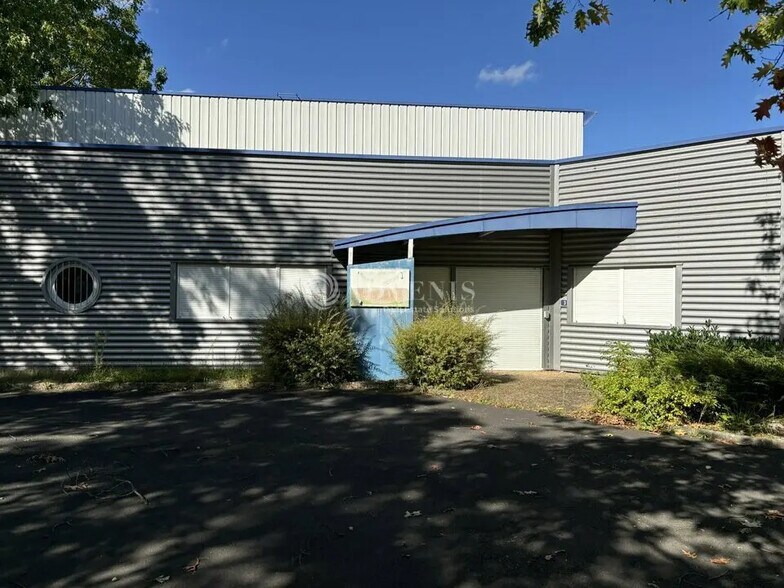 Flex in Le Mans for lease - Building Photo - Image 3 of 7