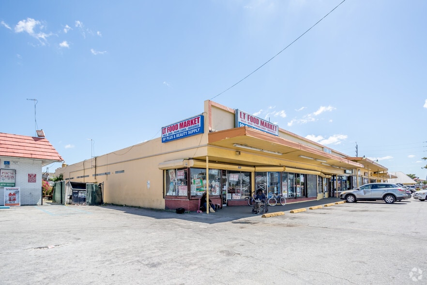 13621-13641 NW 7th Ave, Miami, FL for lease - Building Photo - Image 3 of 14