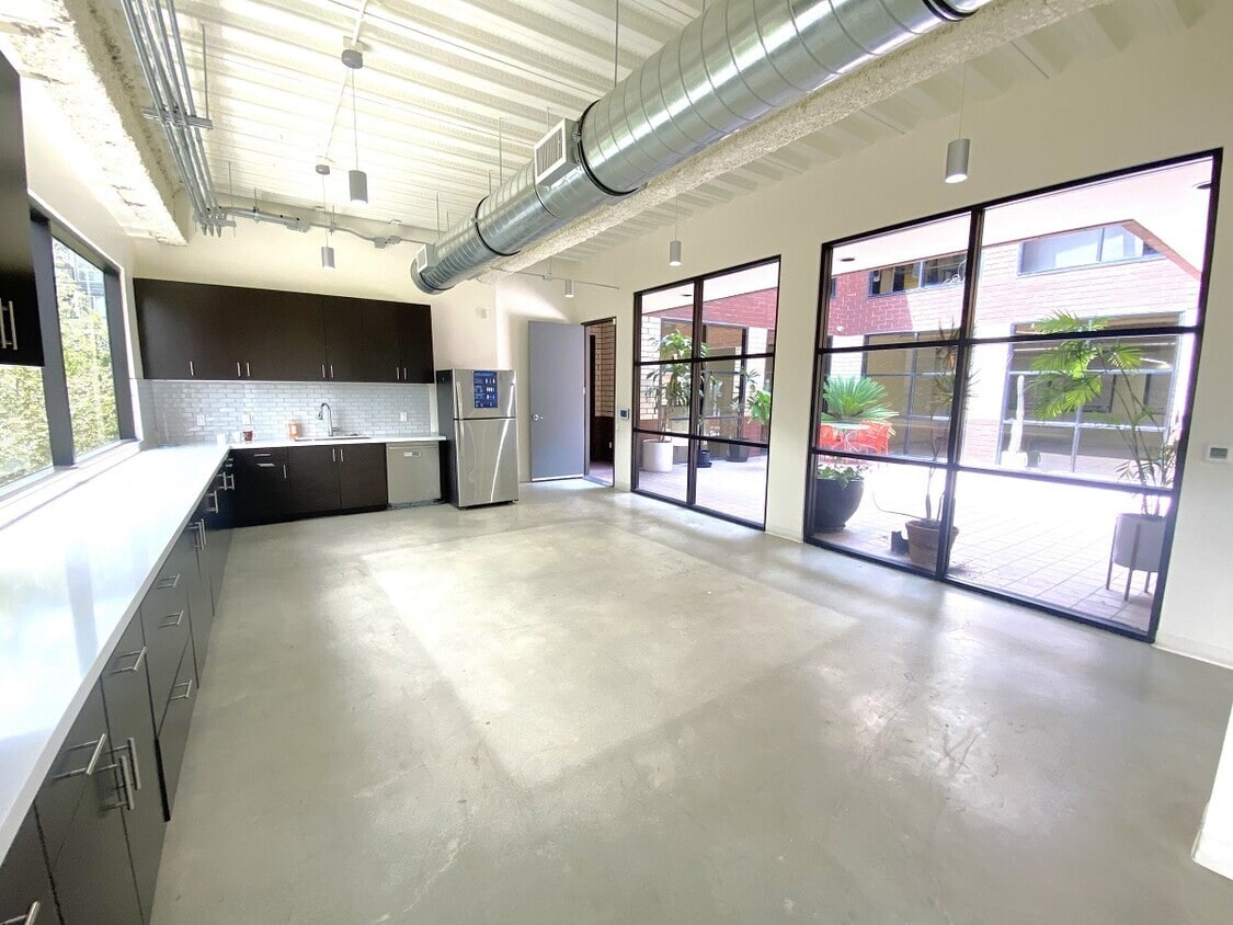 724 E 1st St, Los Angeles, CA for lease Interior Photo- Image 1 of 3