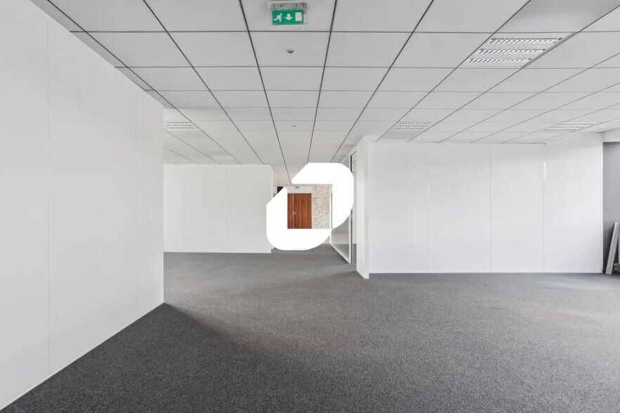 Office in Chelles for lease - Interior Photo - Image 3 of 8
