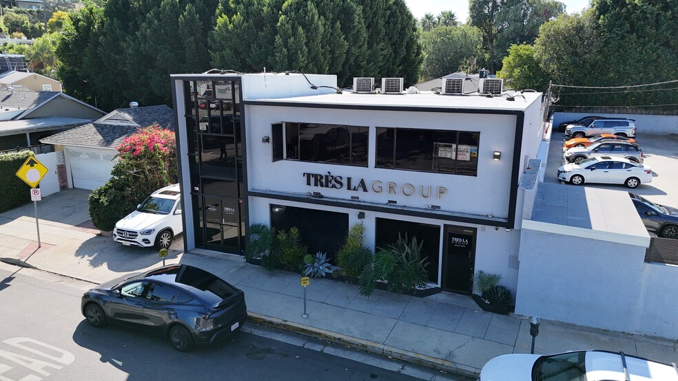 21926 Costanso St, Woodland Hills, CA for sale - Building Photo - Image 3 of 17