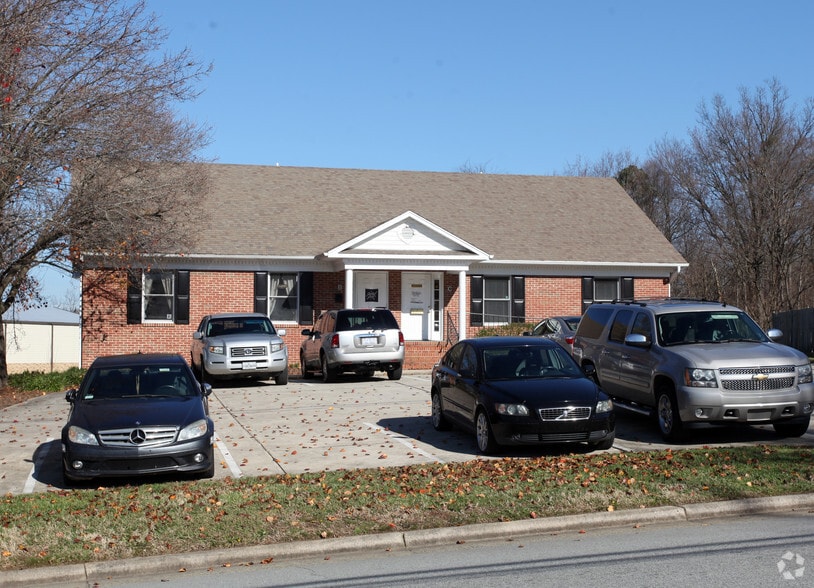 207 Oakdale Rd, Jamestown, NC for lease - Building Photo - Image 2 of 5