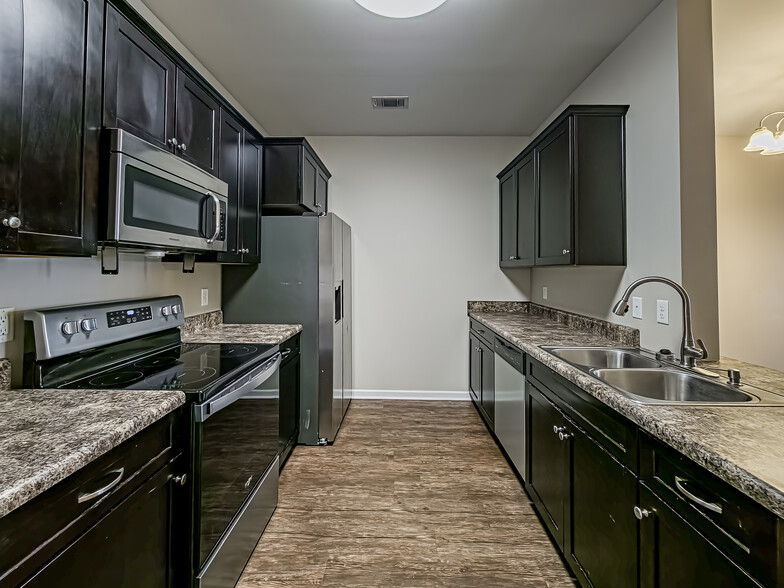 615 Glade Fern Way, Tifton, GA for sale - Interior Photo - Image 3 of 51